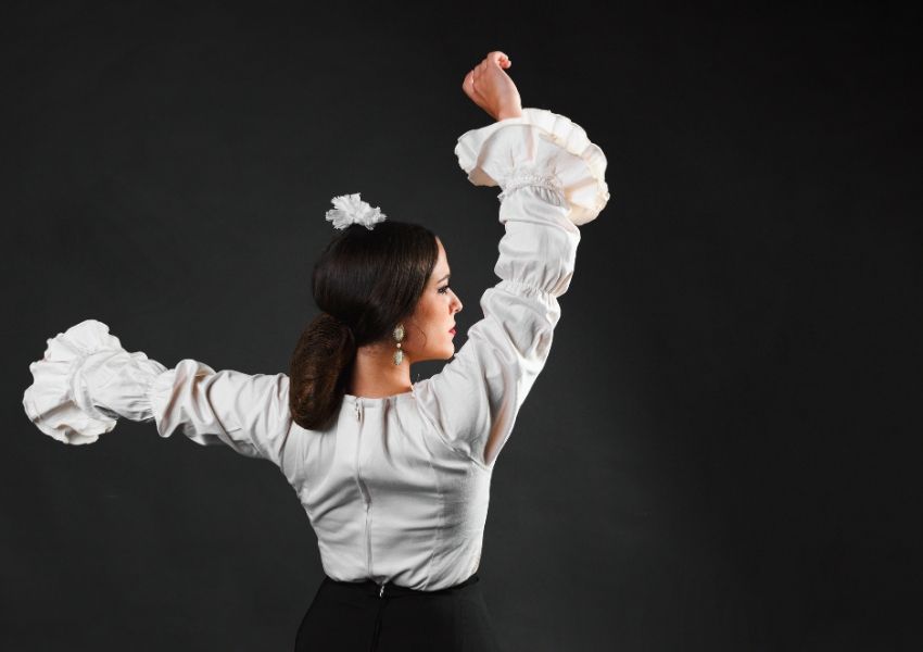 Imagen principal del artículo Las sevillanas: ritmo, tradición y cómo se viven sobre el tablao